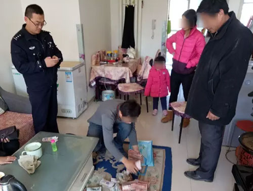 17萬當(dāng)垃圾丟掉：驚慌失措！全家上陣翻找垃圾桶