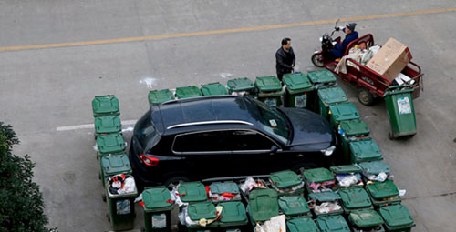隨意亂停車，大爺搬垃圾桶怒攔私家車 