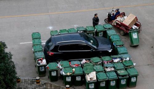 汽車被垃圾桶包圍是被惡搞還是得罪人了？