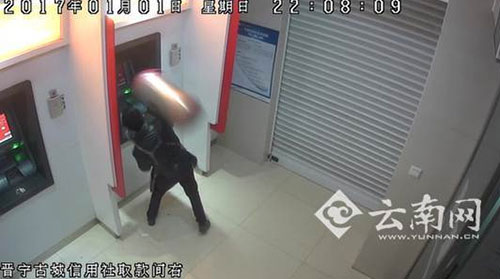 取款不成功，竟用垃圾桶出氣